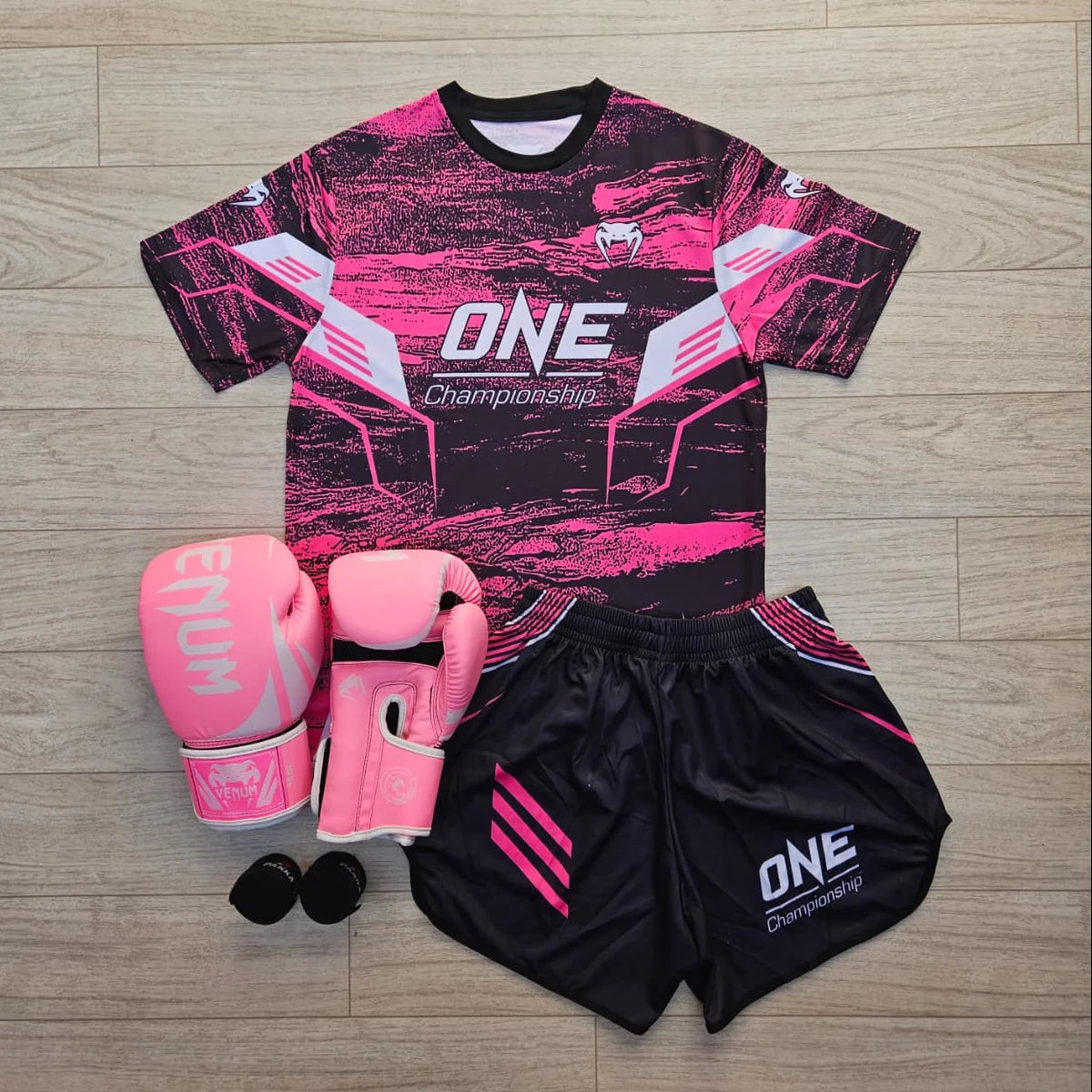 Pack Boxe Femme ONE Championship – Gants + Tenue + Bandes