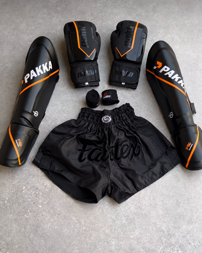 Pack Boxe & Muay Thaï Complet PAKKA – Gants, Protège-Tibias, Bandages & Short