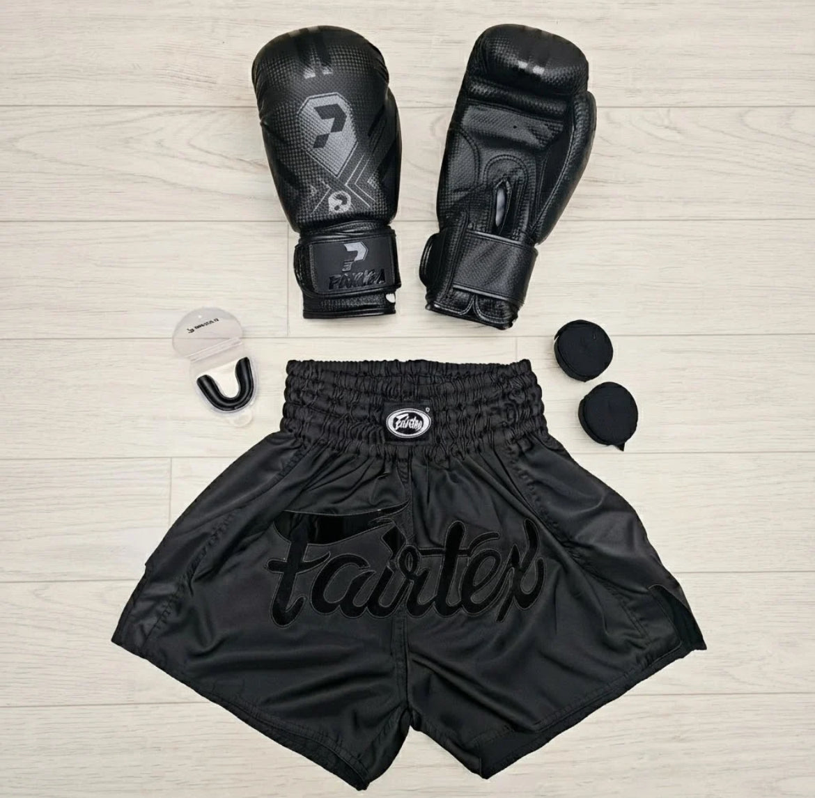 Pack boxe complet avec gants, short Muay Thai et protège-dents